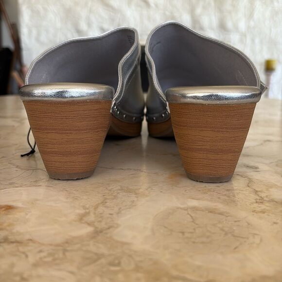 NWOT Gap Silver Faux Leather Clogs - Picture 9 of 12